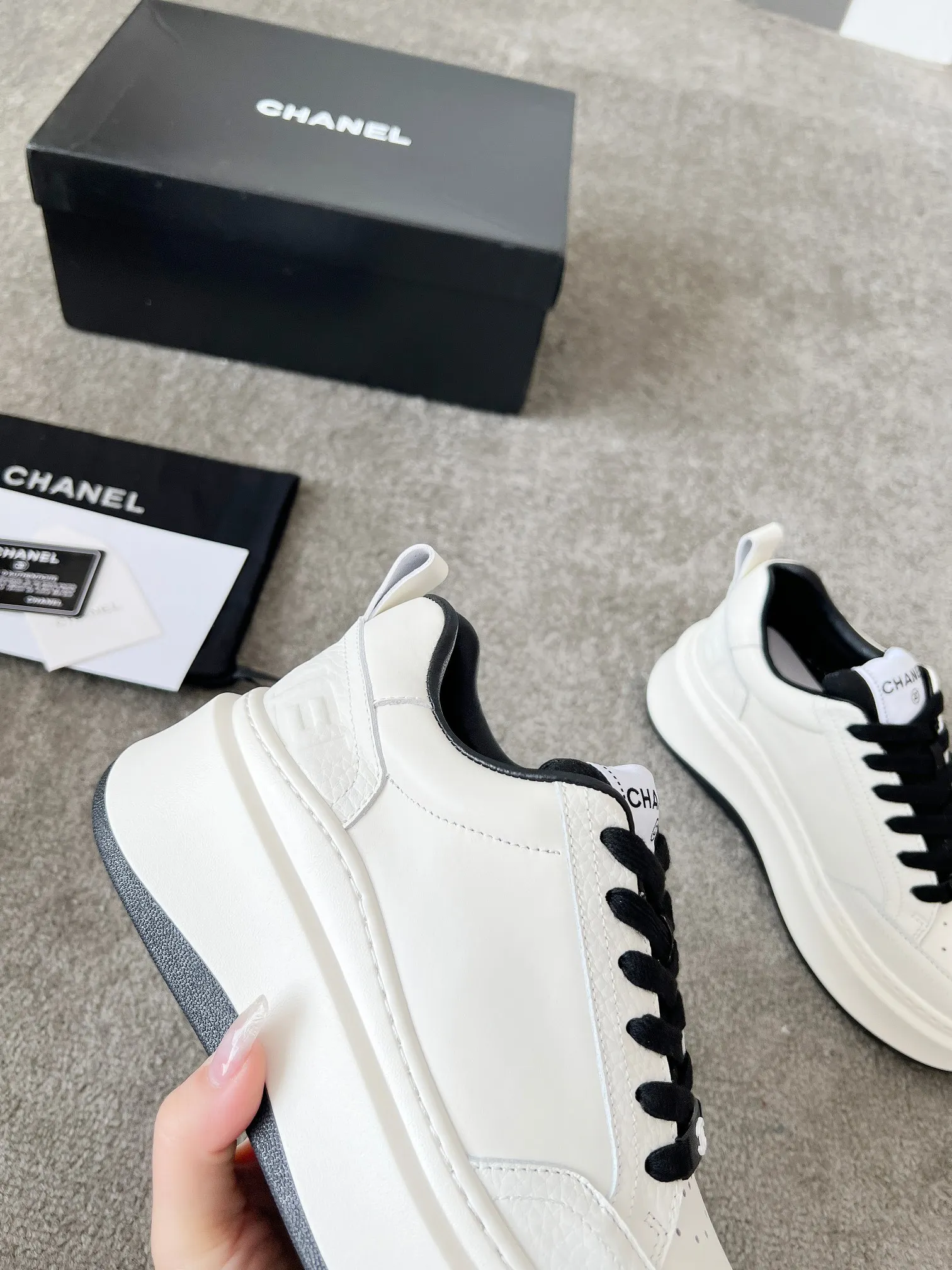 👟👟Ex-factory price 540👟👟 Super popular Chanel Chanel 2025 new casual sports shoes and sneakers. Hard to find in the counter. Super beautiful color. Very versatile. Super comfortable. Full of small fragrance. Classic, durable and versatile. The upper is made of spliced materials. Genuine cowhide, sheepskin lining, original pU+Tpa sole, good resilience. Wear light, white, white and black, white and pink code number: 35-40